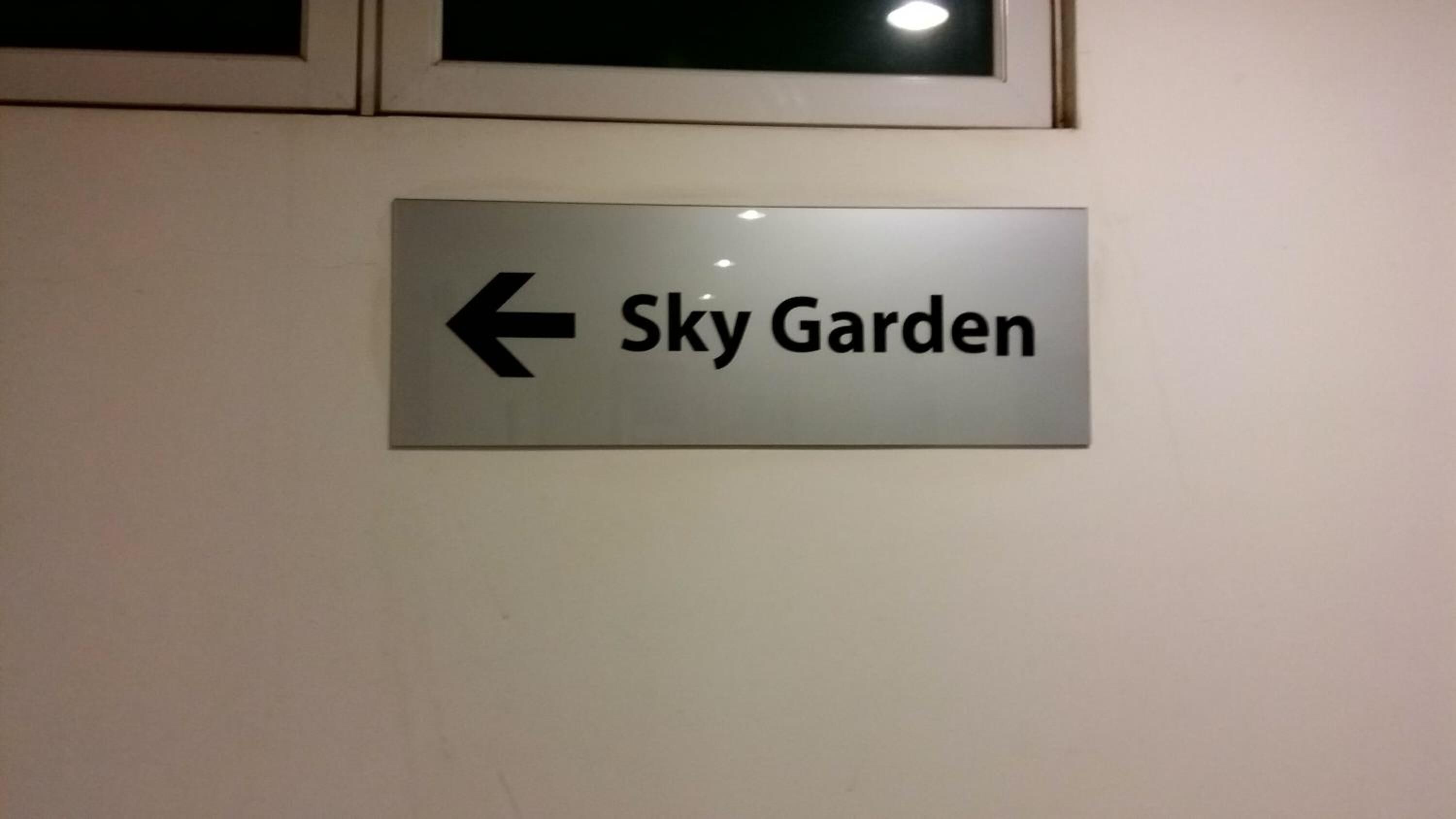 Uma placa de sinalização indicando o Sky Garden.