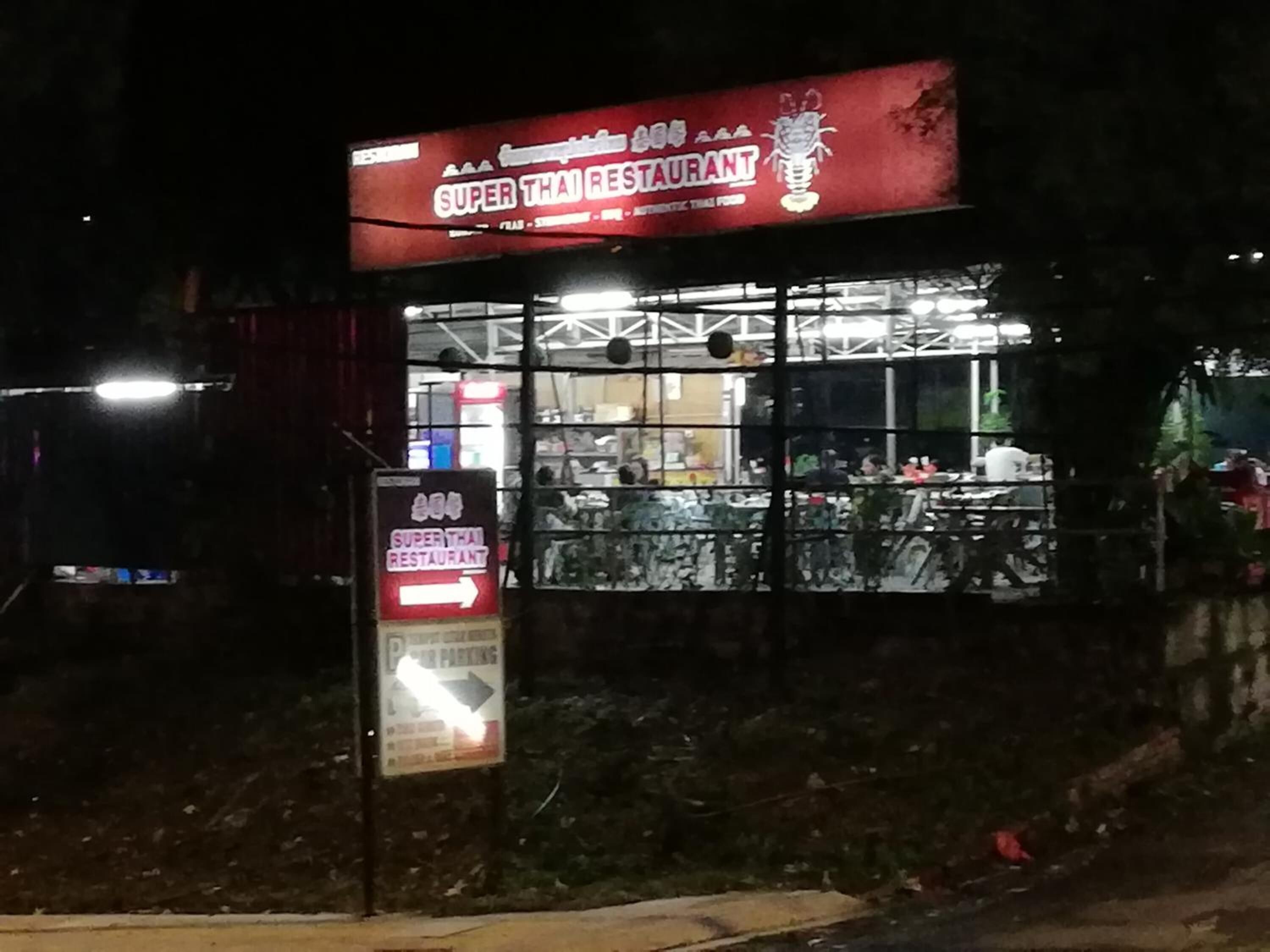 Un excellent restaurant thaïlandais avec un panneau indiquant la disponibilité des places de stationnement.