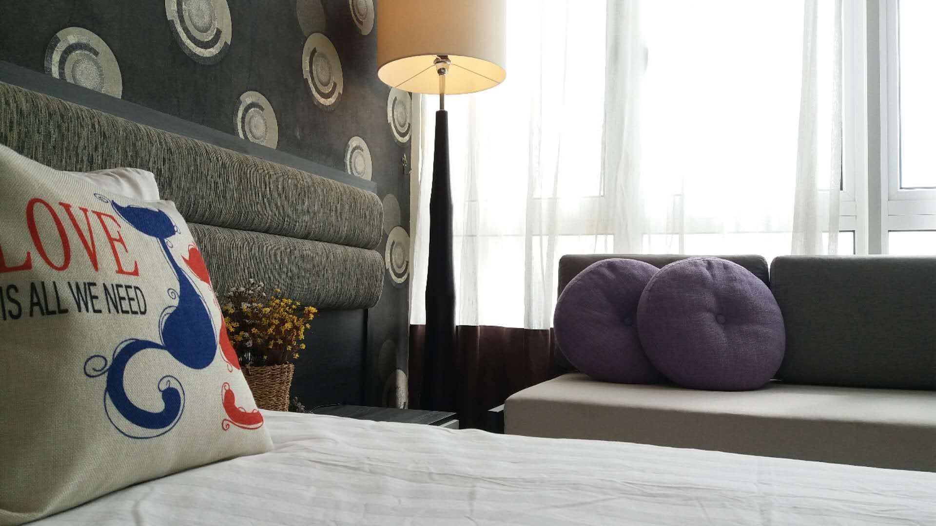 Condo conforto, várias camas, para não fumantes | 1 quarto, escrivaninha, Wi-Fi de cortesia, roupa de cama