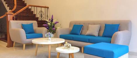 Een 32-inch flatscreentelevisie met kabelzenders en een lcd-televisie