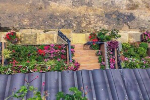 A garden with a wooden staircase leading to a stone wall. - Jolie House (Lam Vien - Da Lat)