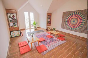 32-inch flat-screen TV with cable channels, LCD TV, books - Jolie House (Da Lat)