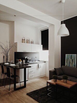 Studio (4) | Individually furnished, desk, blackout curtains, free WiFi