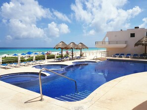 3 outdoor pools, open 8 AM to 8:30 PM, pool umbrellas, sun loungers - Casas Del Mar (Cancun)