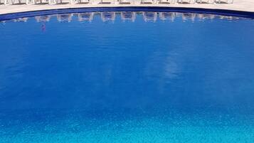 3 kolam renang outdoor, dengan payung kolam renang dan kursi berjemur