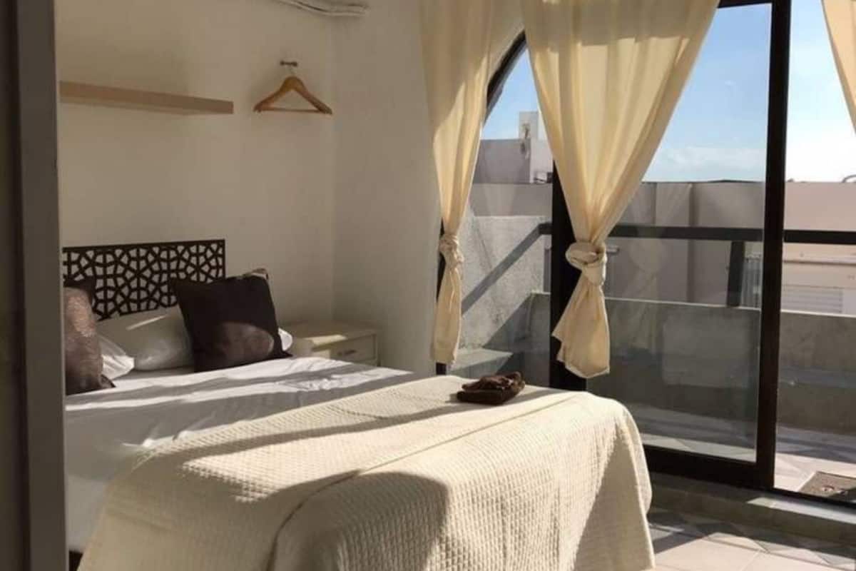 Cozy Deluxe Room 1 Queen Bed Private Bathroom | Decoración personalizada y muebles diferentes
