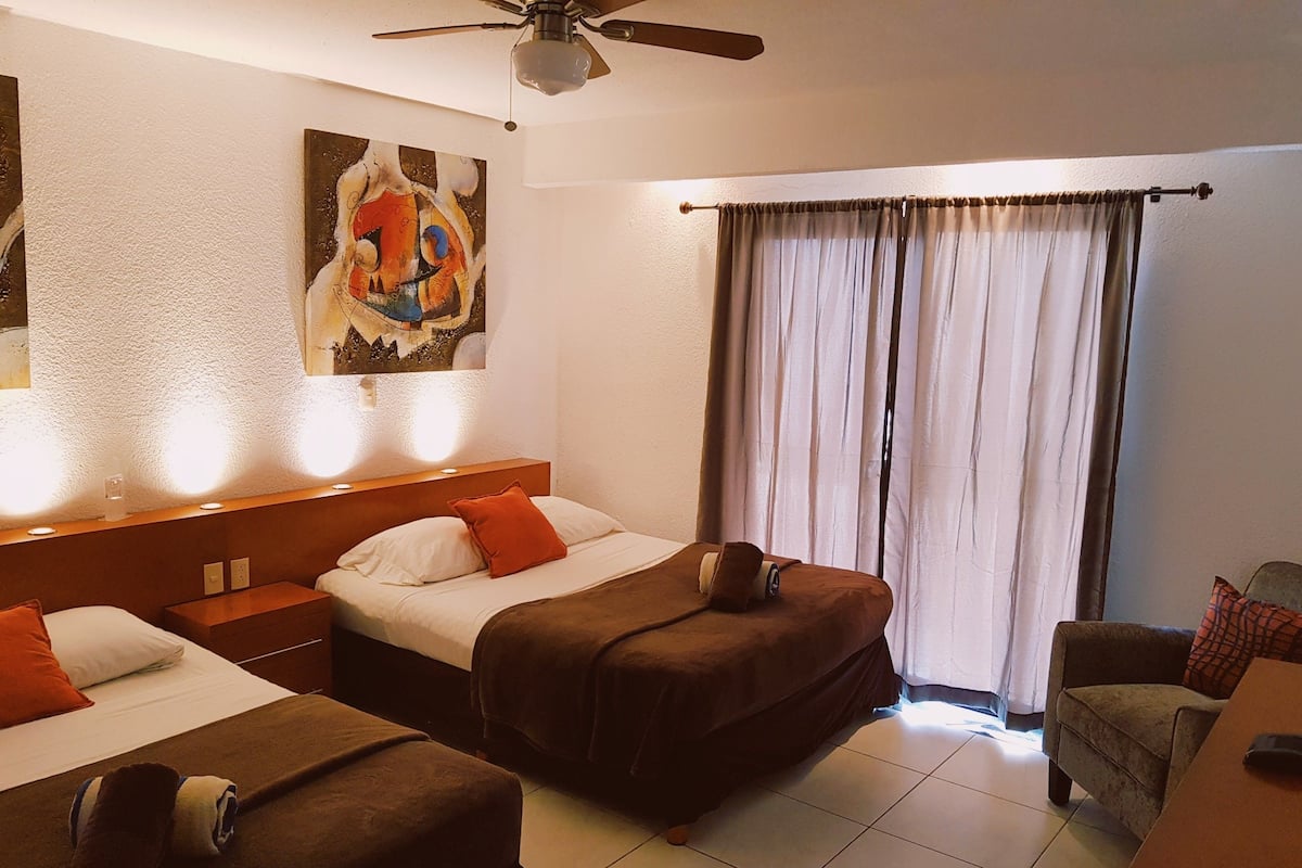 Habitación doble Confort, 2 camas Queen size, baño privado | Decoración personalizada y muebles diferentes