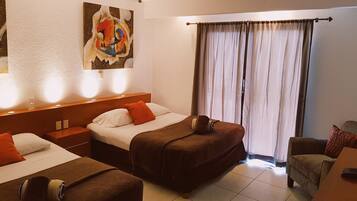 Kamar Double Comfort, 2 Tempat Tidur Queen, kamar mandi pribadi | Didekorasi berbeda-beda dan dilengkapi dengan perabotan berbeda-beda