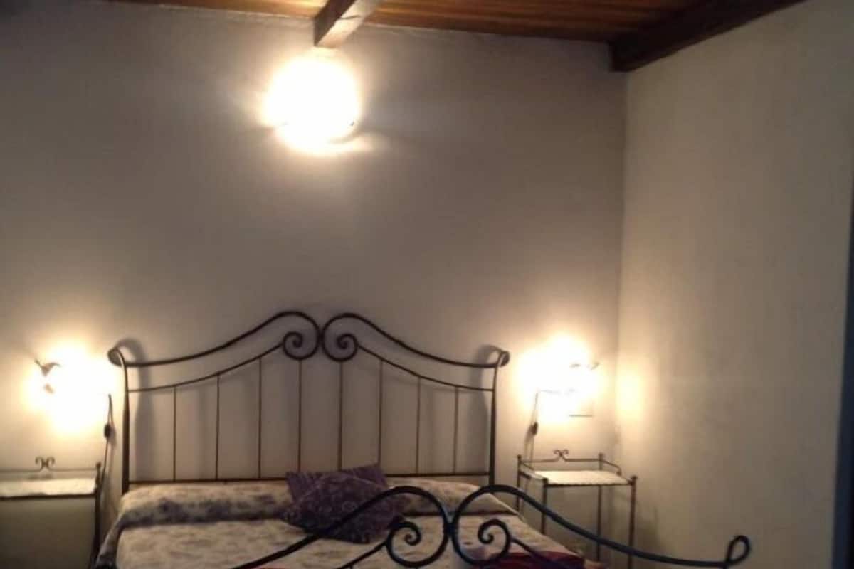 Habitación básica doble | Escritorio y ropa de cama