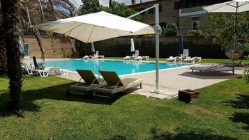 Piscina all'aperto, ombrelloni da piscina, lettini