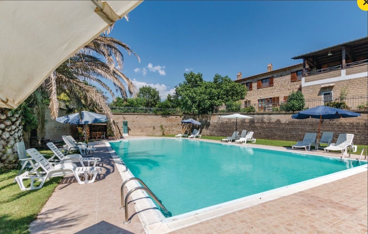 Piscina all'aperto, ombrelloni da piscina, lettini