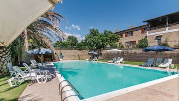 Piscina all'aperto, ombrelloni da piscina, lettini