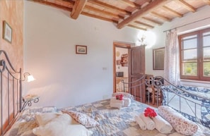 Escritorio y ropa de cama