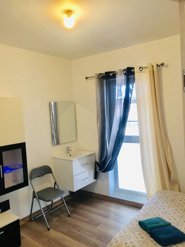 Double Room, 1 Queen Bed, Non Smoking (Cocoon 2) | Room amenity