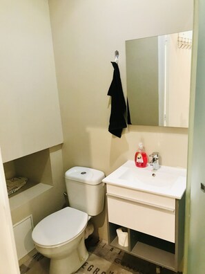 Double Room, 1 Queen Bed, Non Smoking (Zen et Cozy 1) | Bathroom