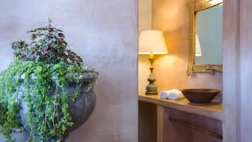 Kahden hengen huone yhdelle | Kylpyhuone | Ilmaiset hygieniatuotteet, kylpytakit, pyyhkeet
