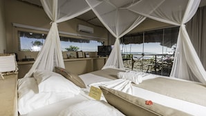 A room with a bed, a TV, and a window overlooking a beach. - Casa de Areia (Jijoca de Jericoacoara)