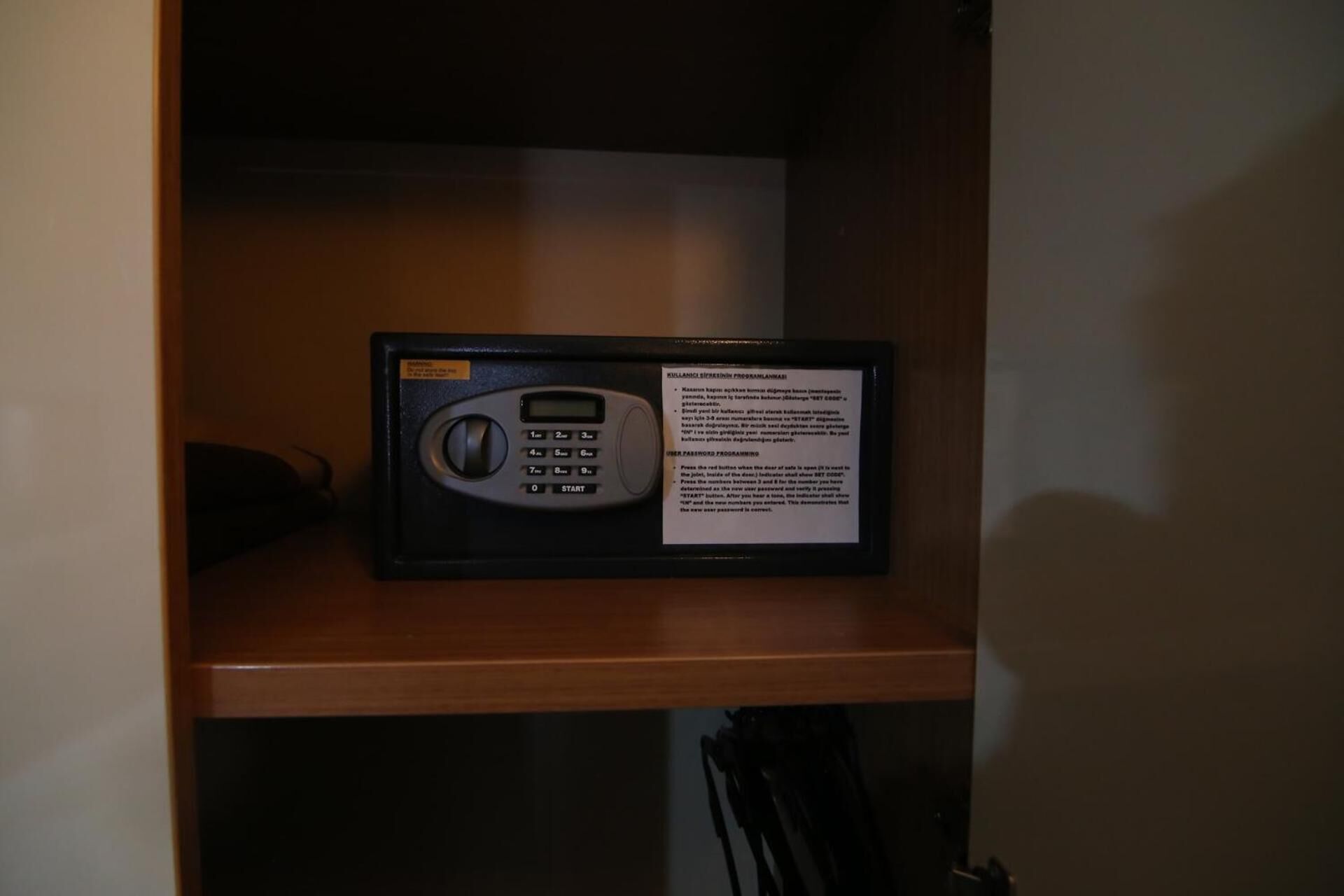 En radio på en træhylde med brugsanvisning.
