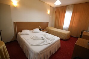 Minibar, caja de seguridad en la habitación y escritorio 