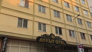 A multi-story building with a sign for 'AYKUT HOTEL' at the ground level. - Aykut Palace Otel (Iskenderun)