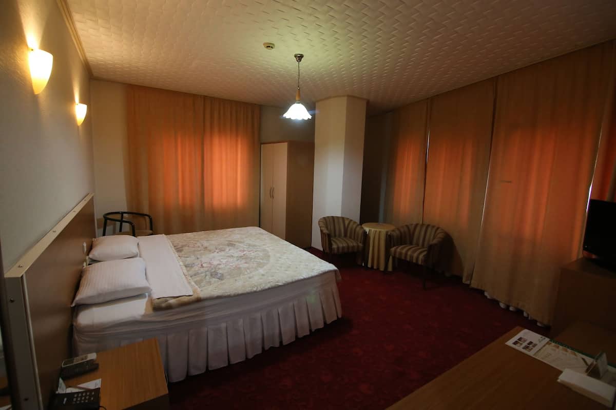 Standard Room | Minibar, in-room safe, desk, soundproofing