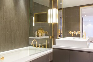 Luxury Apartment, 2 Bedrooms | Bathroom | Free toiletries, hair dryer, towels - Luxury Royalty Mews (London)