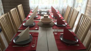 Cabin, 4 Bedrooms | Dining room