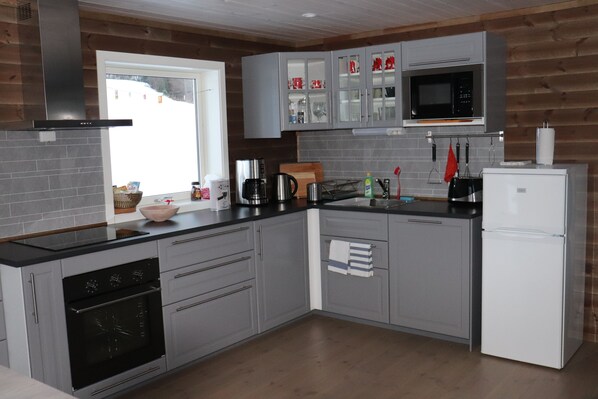 Cabin, 4 Bedrooms | Private kitchen | Full-size fridge, microwave, oven, stovetop - Heinåli Hytta (Rauma)