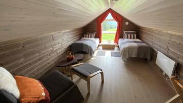 Cabin, 4 Bedrooms | 4 bedrooms, Egyptian cotton sheets, desk, free cots/infant beds