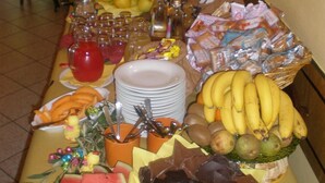 A buffet table with various food items and utensils. - Hotel Locanda l'Ombrosa (Vezzano Ligure)