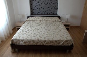 Caja fuerte, escritorio, sistema de insonorización y camas supletorias