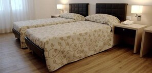 Zimmersafe, Schreibtisch, schallisolierte Zimmer, Zustellbetten