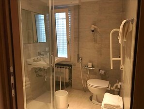 A modern bathroom with a glass shower enclosure, a toilet, a sink, and a towel rack. - Hotel Locanda l'Ombrosa (Vezzano Ligure)