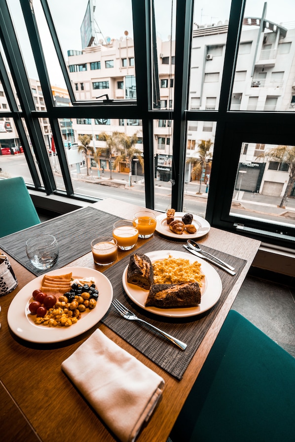 Buffet déjeuner servi tous les jours en supplément