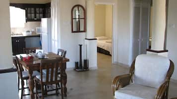 Deluxe appartement, 4 slaapkamers, balkon | Dineren op de kamer