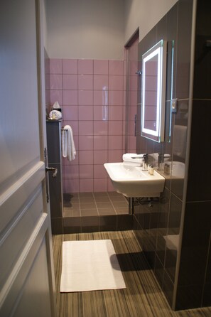 Chambre Économique | Salle de bain | Articles de toilette gratuits, sèche-cheveux, chaussons