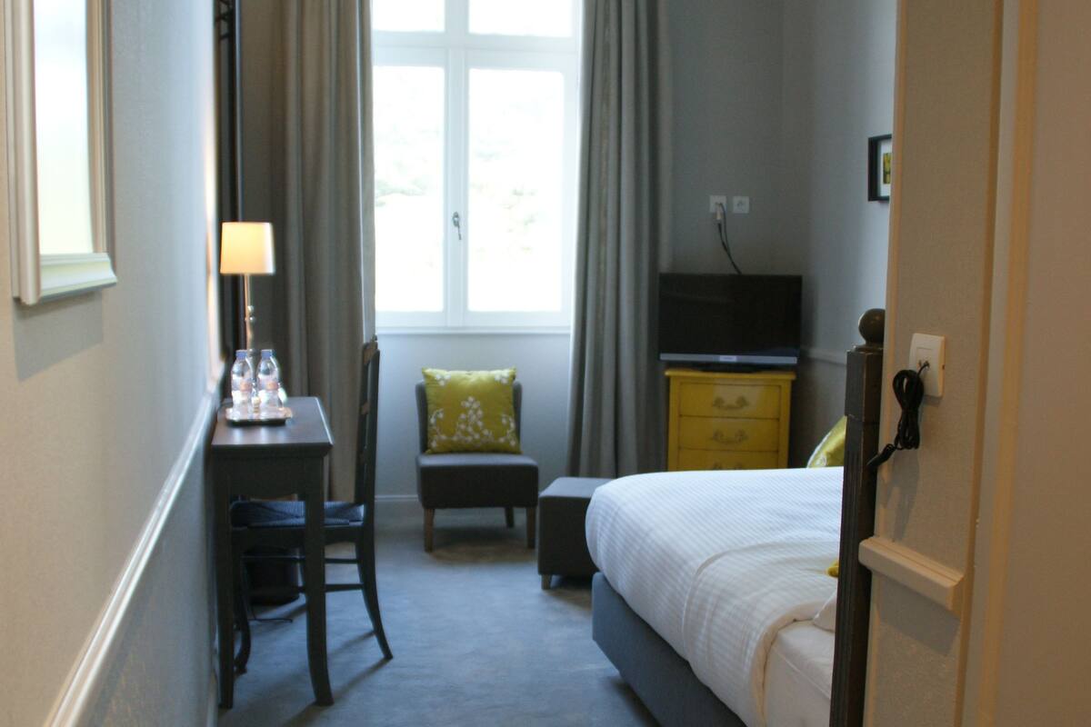 Economy Room
