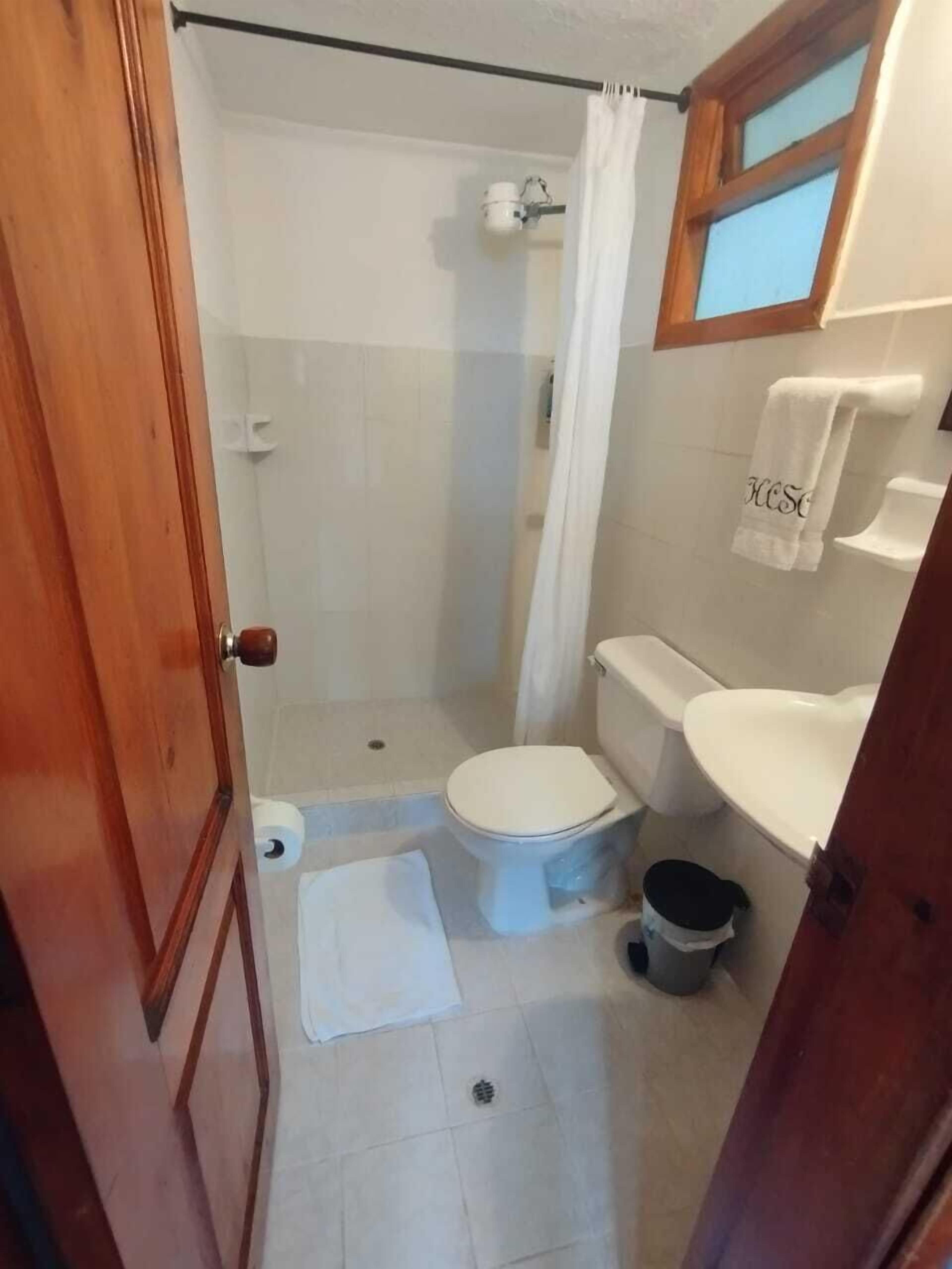 standard cabin | bathroom | shower, towels