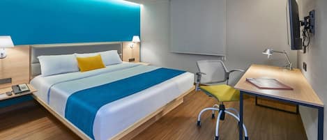 Schreibtisch, Verdunkelungsvorhänge, Bügeleisen/Bügelbrett