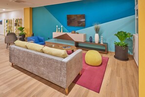 Escritorio, cortinas blackout y tabla de planchar con plancha