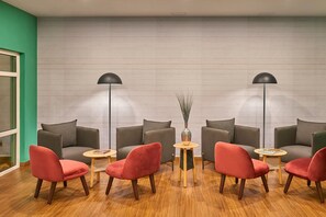 Escritorio, cortinas opacas, tabla de planchar con plancha