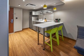 Desk, blackout drapes, iron/ironing board, free cribs/infant beds - City Express Plus By Marriott Cancun Apto Riviera (Cancun)