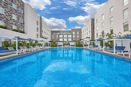 Outdoor pool. City Express Plus by Marriott Cancún Aeropuerto Riviera