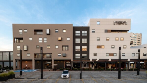 Een meerhoog hotel met Staybridge Suites, een sapbar en een koffiebar.
