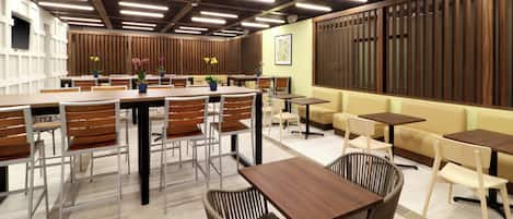 Un interior de restaurante moderno con una zona de bar, distribuciones de asientos y una pared decorativa.