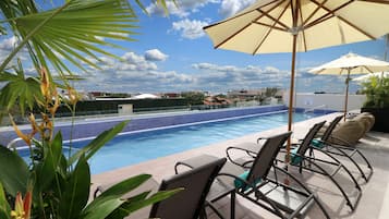 Piscine extérieure, parasols de plage, chaises longues