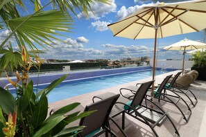 Piscina a l'aire lliure (horari: 08:00-22:00), para-sols i gandules 