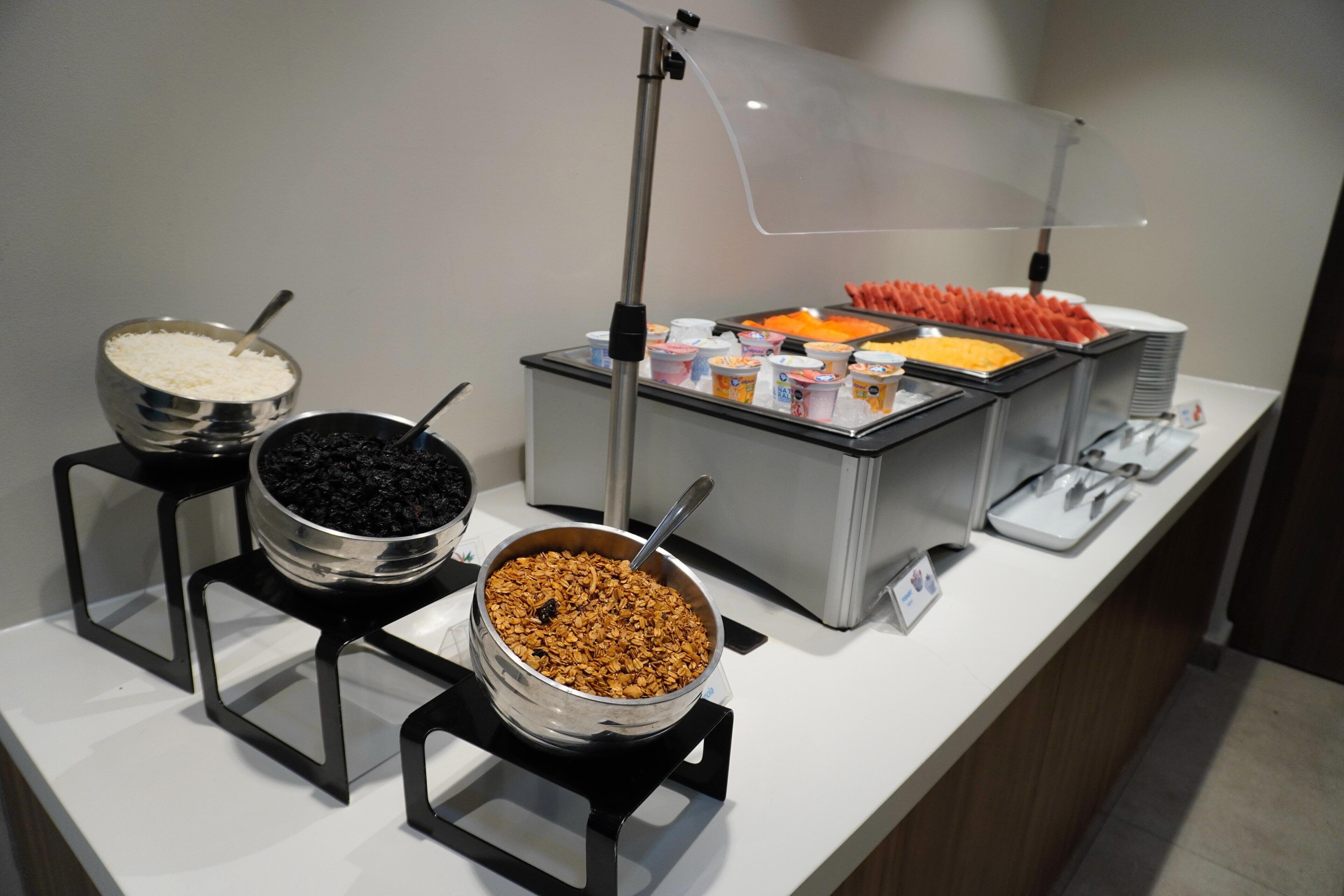 Un buffet proposant une variété de plats et de récipients.