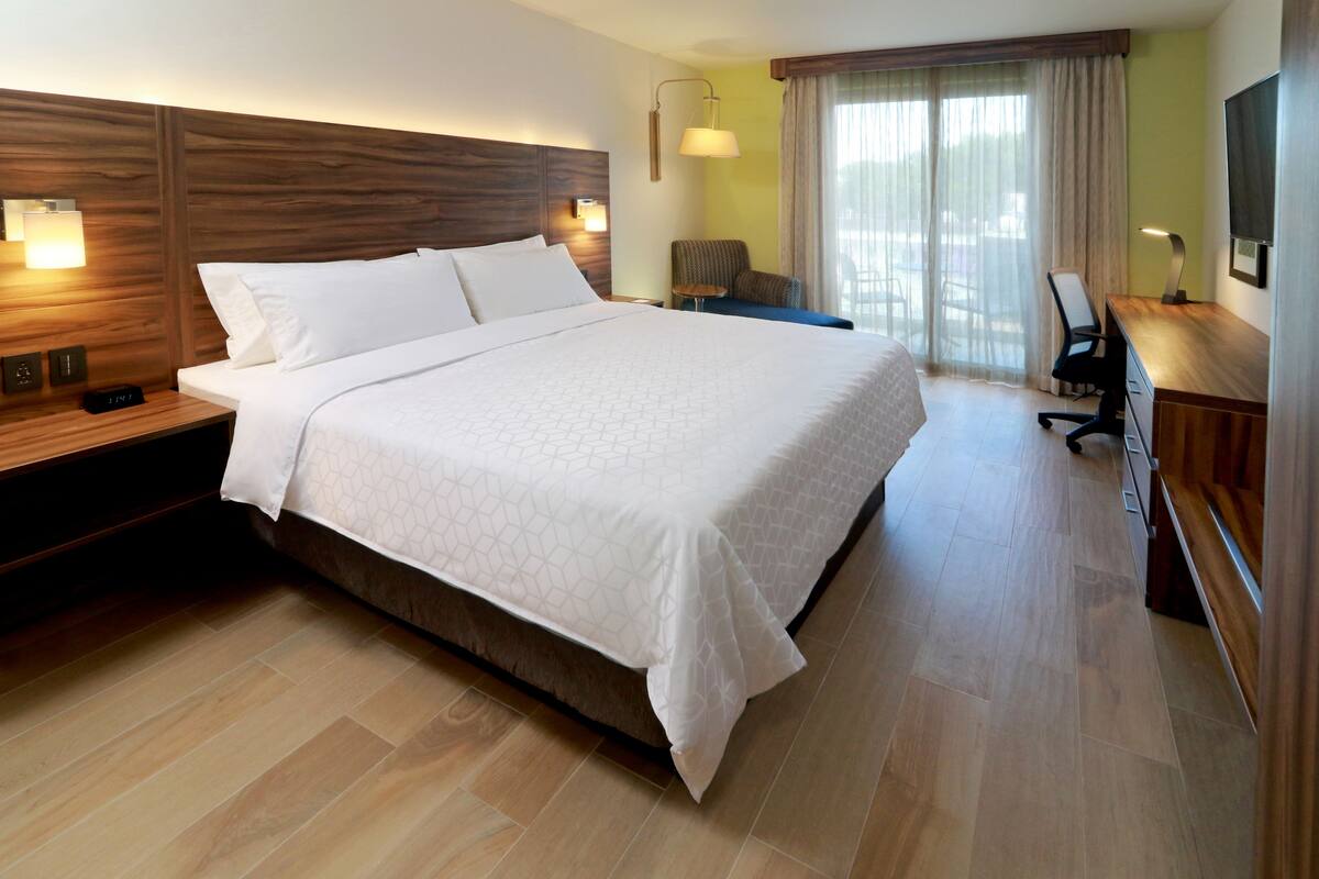 Premium bedding, down duvets, Tempur-Pedic beds, in-room safe