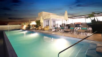 Piscine extérieure, parasols de plage, chaises longues